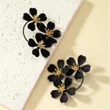 Cercei cu Surub Black Flower Decor