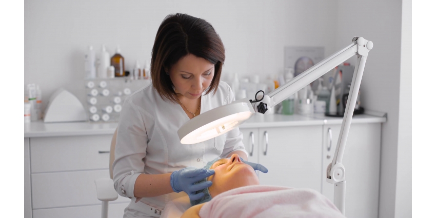 Dotări salon: lupa cosmetică